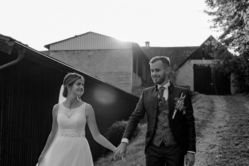 Hochzeitsfotografin Christina Klass, Freie Trauung, Brautpaar Fotos draußen vor der Location, schwarz-weiß-Aufnahme