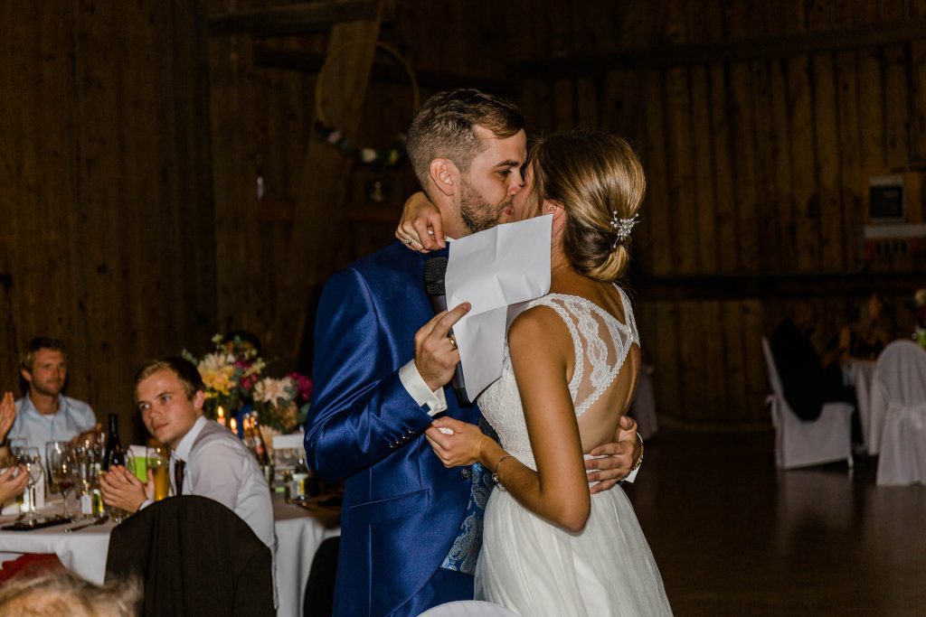 Hochzeitsfotografin Christina Klass, herzlicher Kuss vom Brautpaar