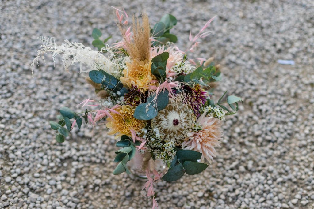Blumenkombi aus frischen und Trockenblumen by Christina Klass