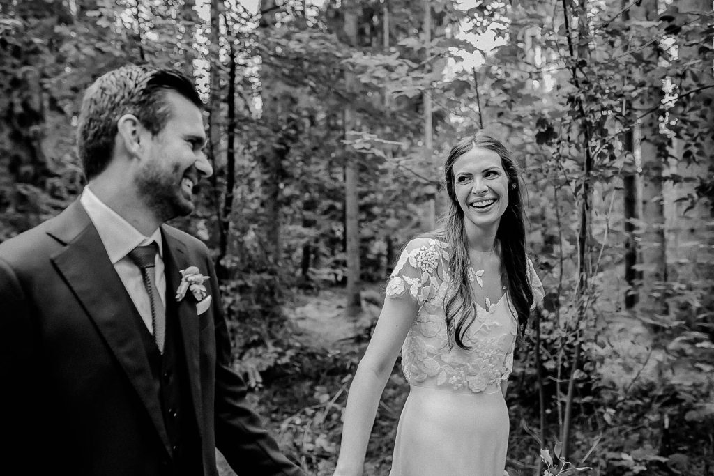 Hochzeitsfotografie Christina Klass, Hochzeit am Starnberger See, Brautpaar in der Natur