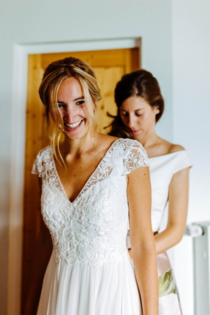 Braut wird angekleidet, Foto by Hochzeitsfotografin Christina Klass