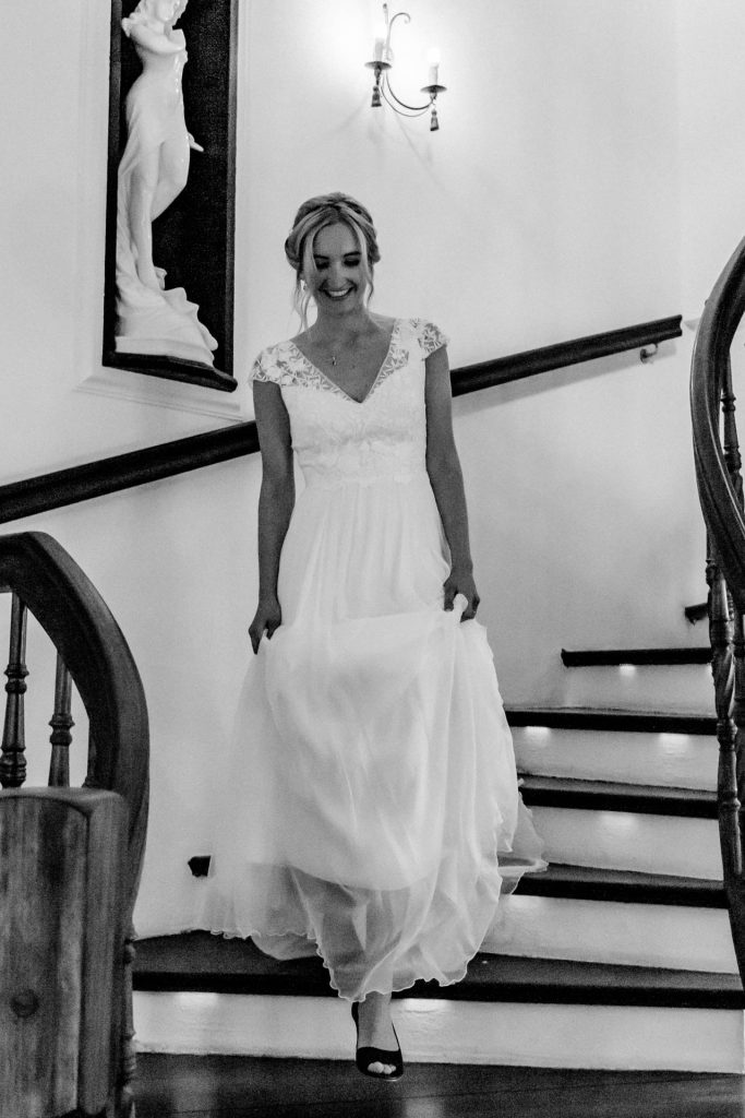 Braut geht die Trepper runter, Schwarz-weiß-Fotografie, Foto by Hochzeitsfotografin Christina Klass