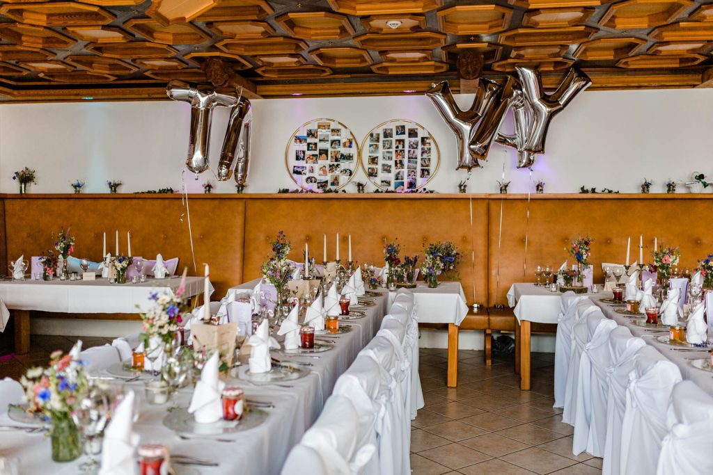dekorierter Gästetisch im Hotel und Restaurant Karwendelblick, Foto by Hochzeitsfotografin Christina Klass
