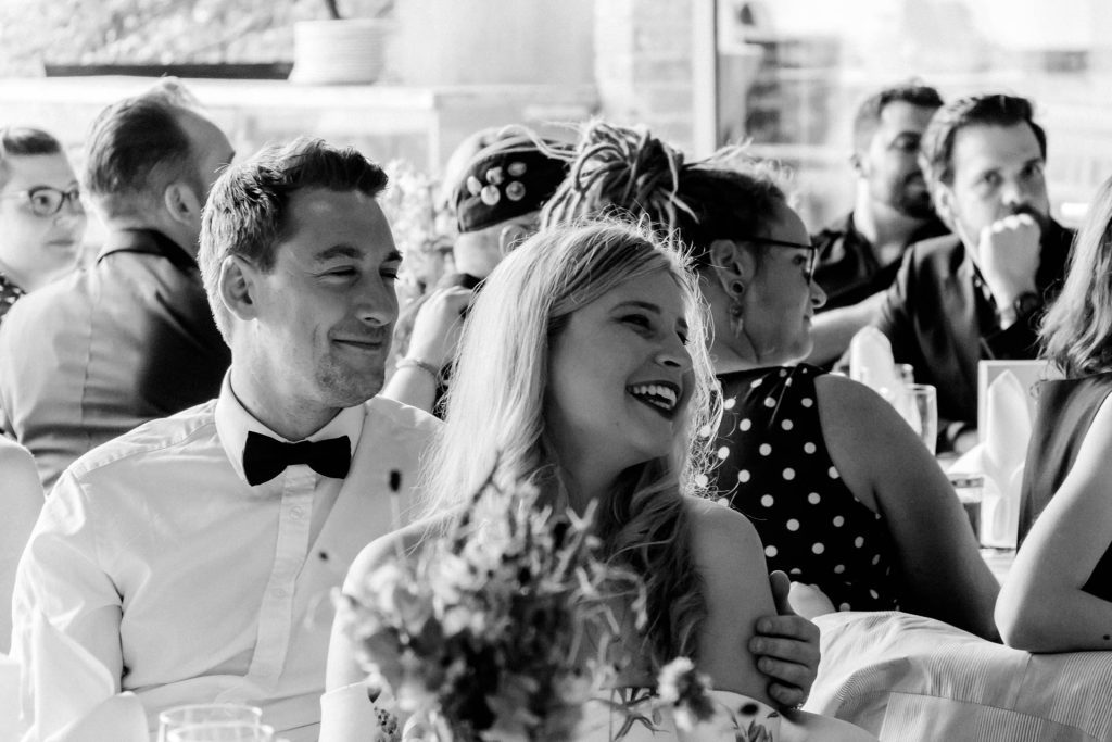 Hochzeitsgäste, schwarz-weiß-Aufnahme, Foto by Hochzeitsfotografin Christina Klass