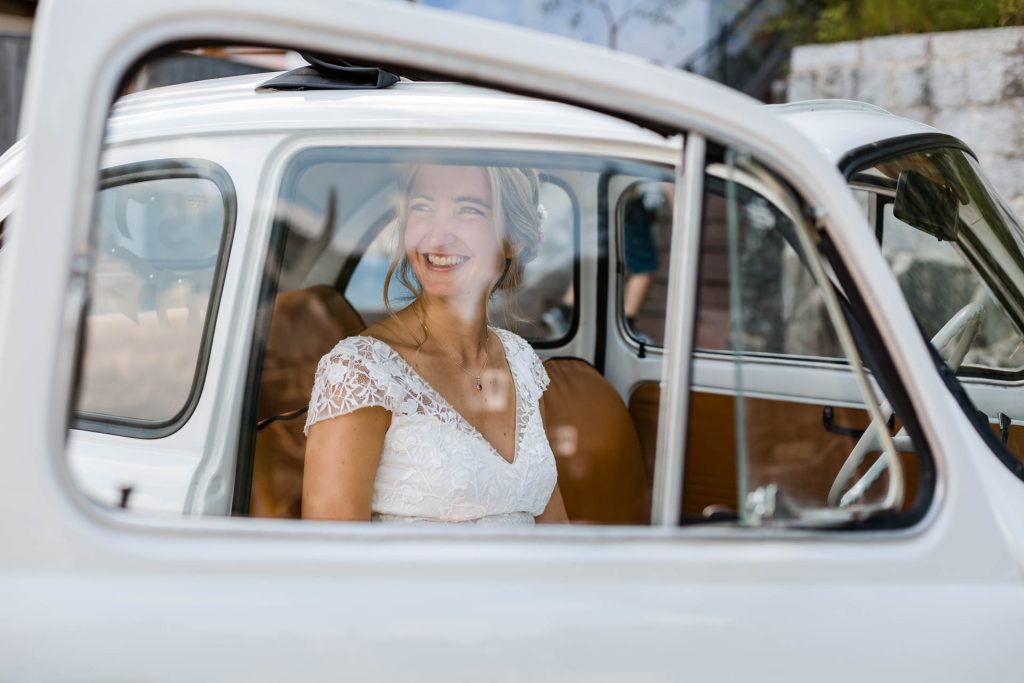 Hochzeitsfotograf Augsburg, Christina Klass, Braut im Hochzeitsauto, Foto by Hochzeitsfotografin Christina Klass, Brautportrait