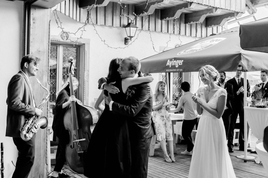 Hochzeitsfeier, dem Bräutigam wird gratuliert, Foto by Hochzeitsfotografin Christina Klass