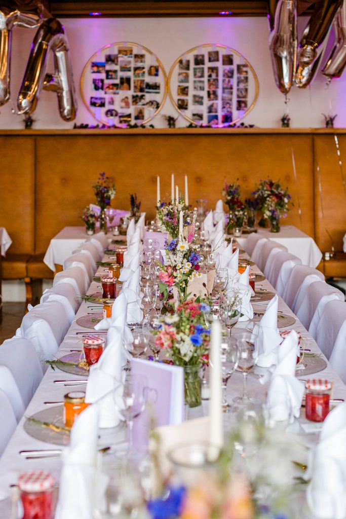 gedeckter und dekorierter Gästetisch, Foto by Hochzeitsfotografin Christina Klass