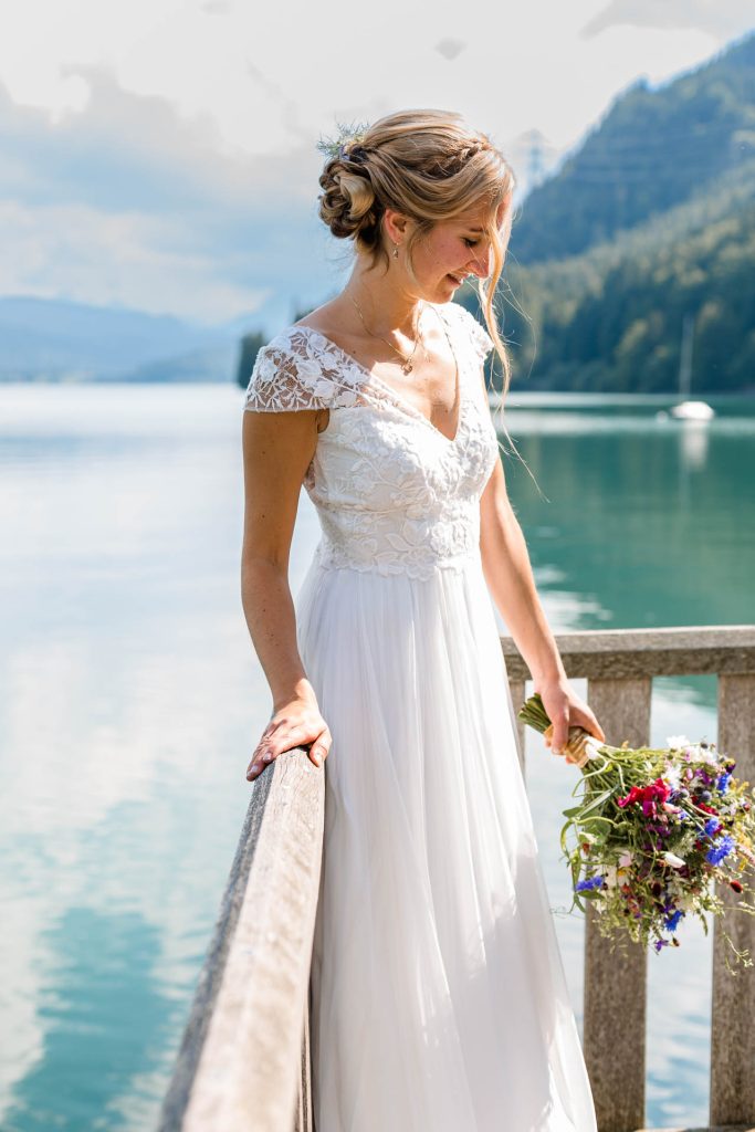 Braut mit Brautstrauß am Walchensee, Foto by Hochzeitsfotografin Christina Klass