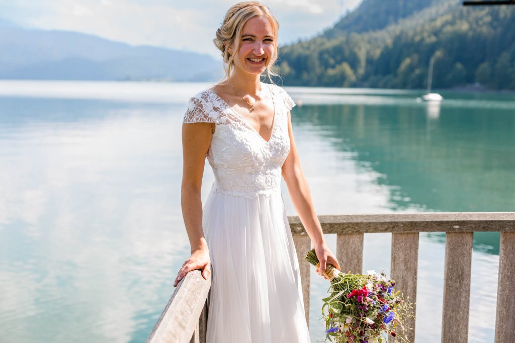 Foto von der Braut am Walchensee, Foto by Hochzeitsfotografin Christina Klass
