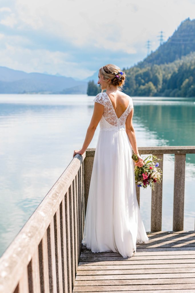 Foto von der Braut am Walchensee, Foto by Hochzeitsfotografin Christina Klass