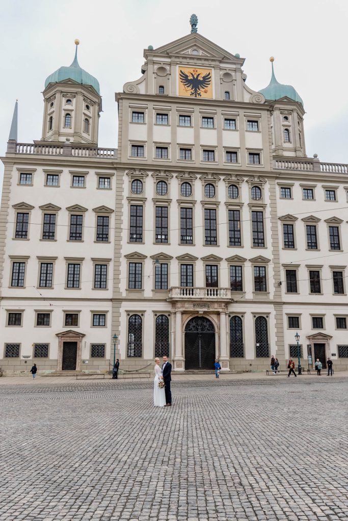 Hochzeitfotografie Christina Klass, Brautpaar vor Augsburger Rathaus