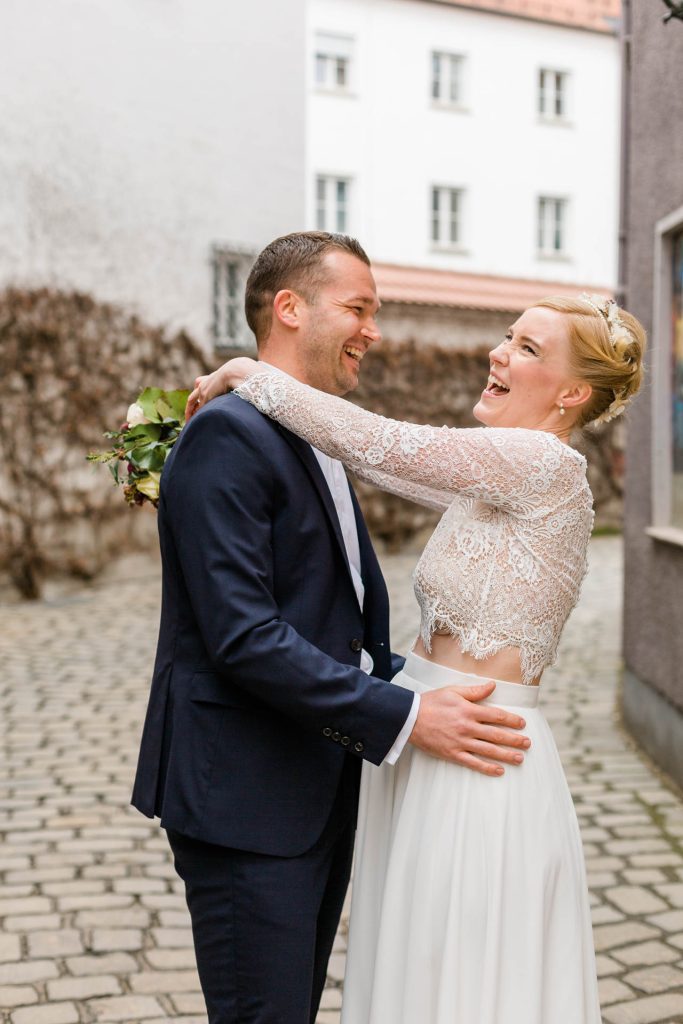Emotionale Brautpaarbilder in Augsburger Altstadt mit Hochzeitsfotografin Augsburg, lachende Braut in Altstadt, lachendes Brautpaar, emotionale Hochzeitsfotografie Augsburg